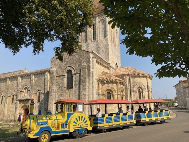 Le train à l'église St Pierre à Melle