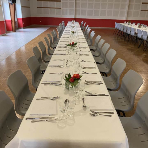 Salle avec tables